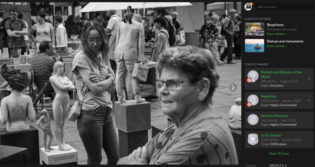 Dresden market, folding arms